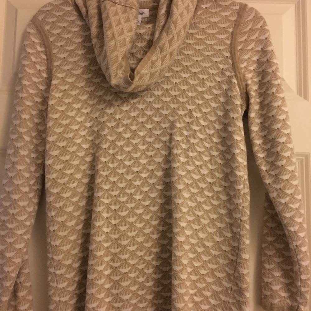 Long sleeve cow neck sweater